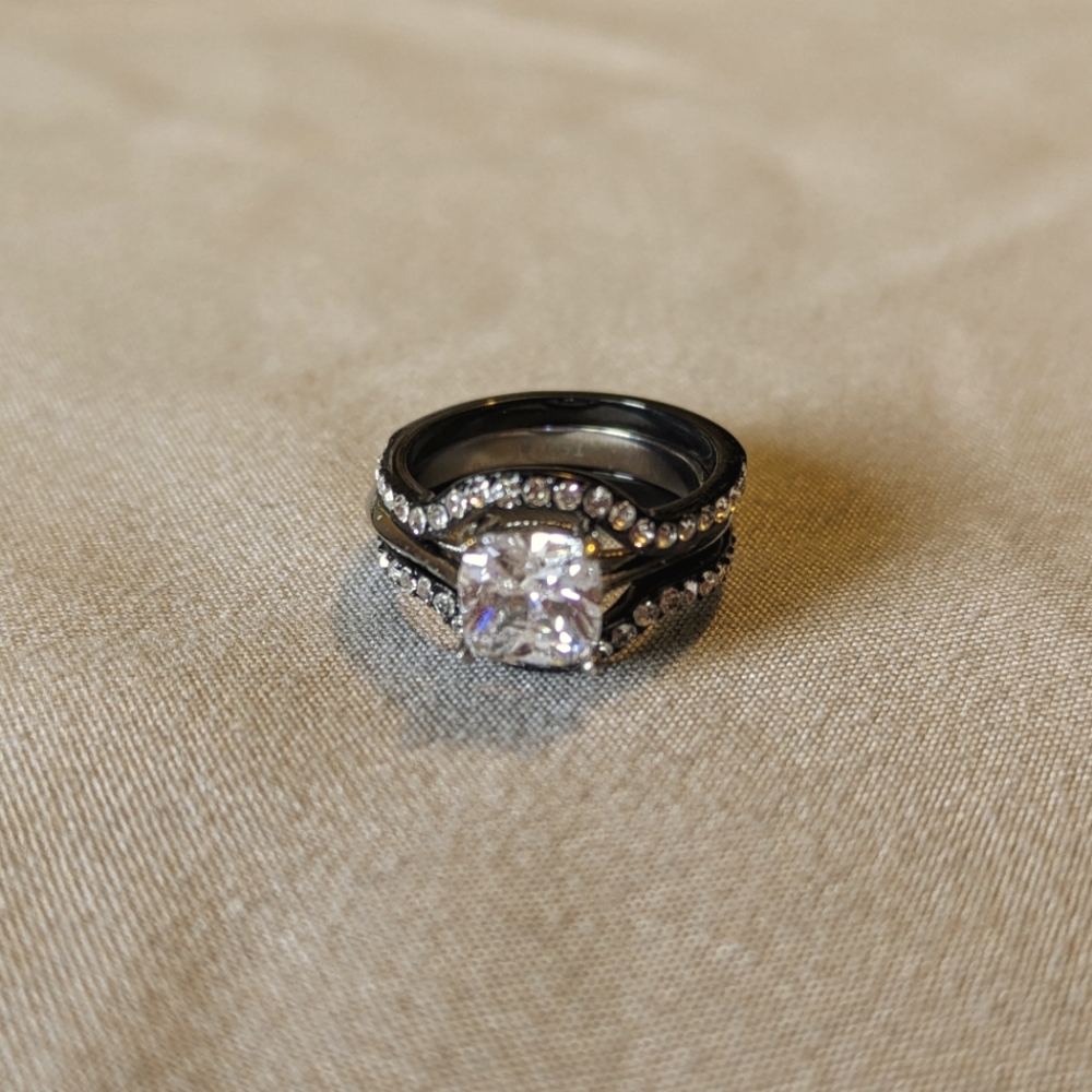 Stacking set of 3 rings Costume jewelry, silver/black Ring size 4.5